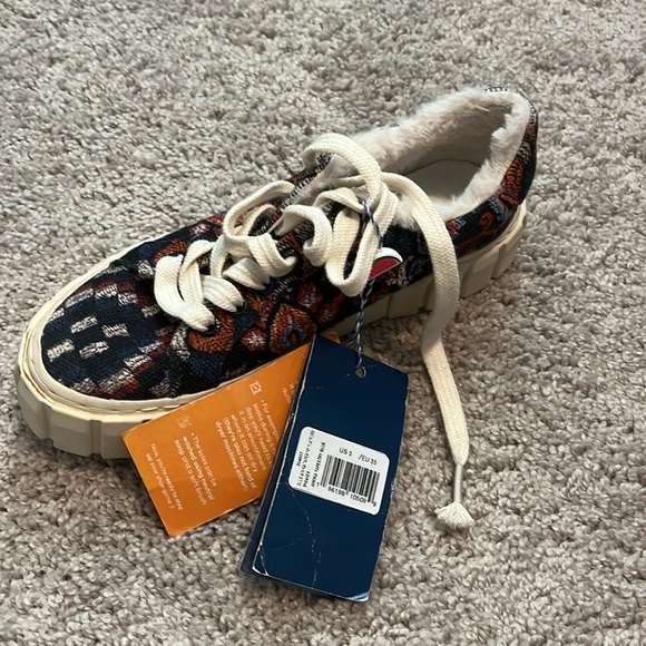 NWT FARM Rio Blue Anika Tapestry Platform Sneakers - Size 5 - Picture 3 of 14